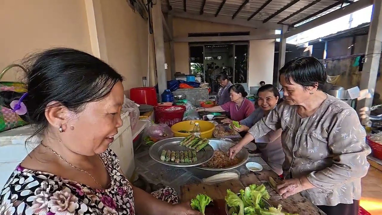 Bếp chùa quê siêu ngon chuẩn bị ngày rằm