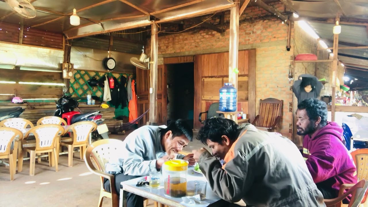 Sáng nay 3 anh rủ đi ăn phở 