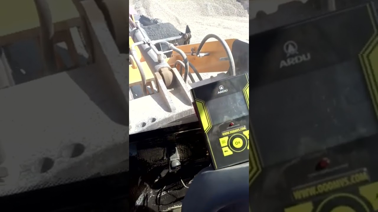 Фронтальный погрузчик GRANIT ZL20. Погрузка щебеночного отсева.