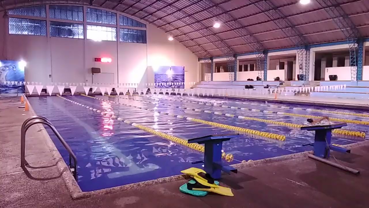 Carlitos Valverde entrenado la natacion en mira 15 de enero del 2026 en la piscina de mira jueves