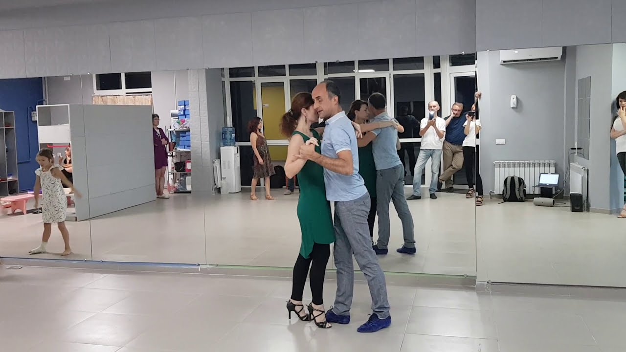 Кизомба урок 6 - продольные волны, партнер туда сюда на месте. Сергей Денегин. Геленджик 2019 год