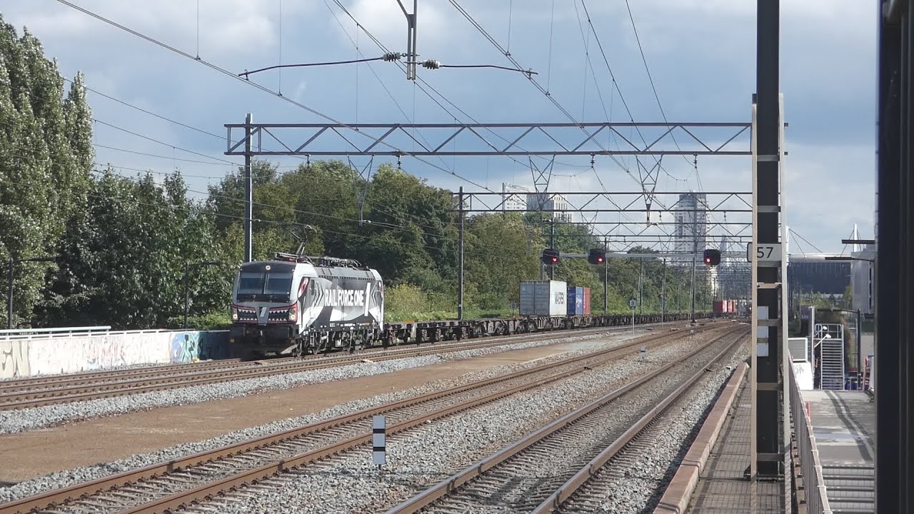 treinen op Station Eindhoven Strijp-S