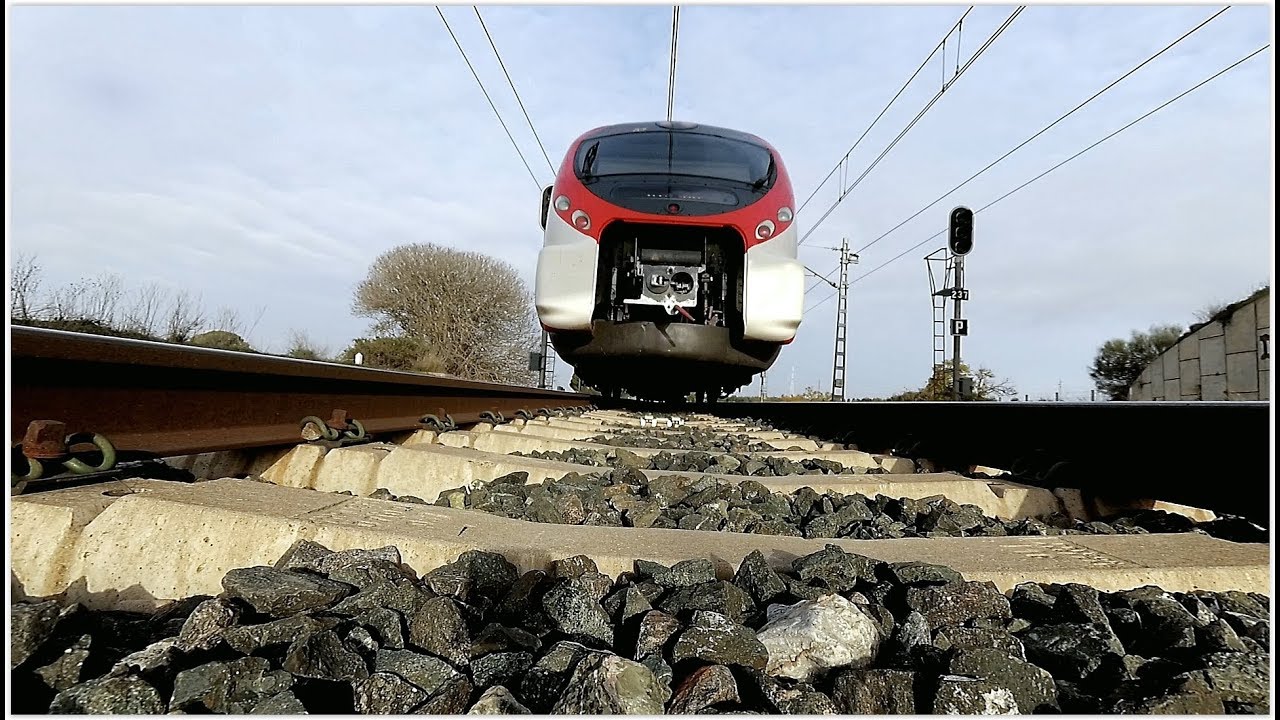(HD) Trenes de pasajeros circulando por la antigua estación de don Rodrigo