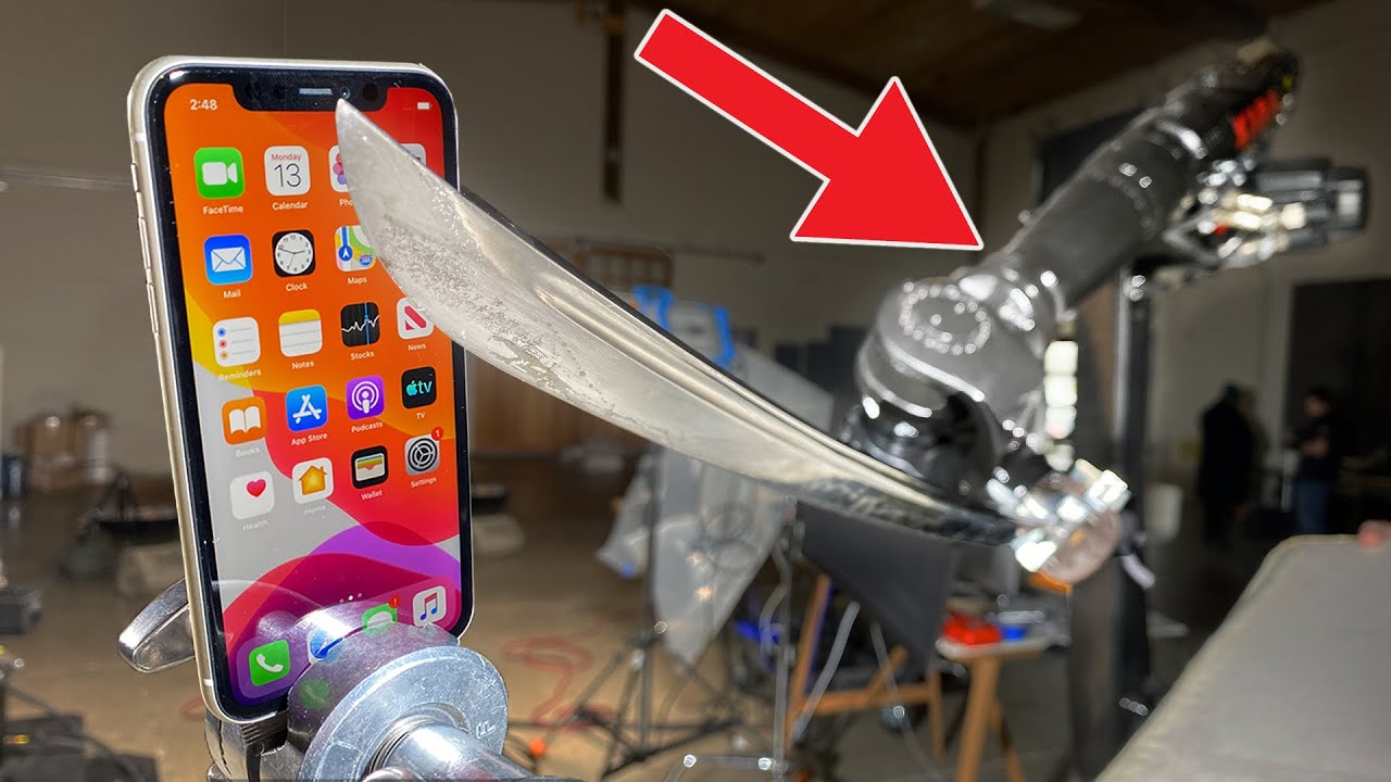 Сможет ли iPhone 11 выдержать натиск робота-руки, владеющего катаной? при участии Motorized Preci...