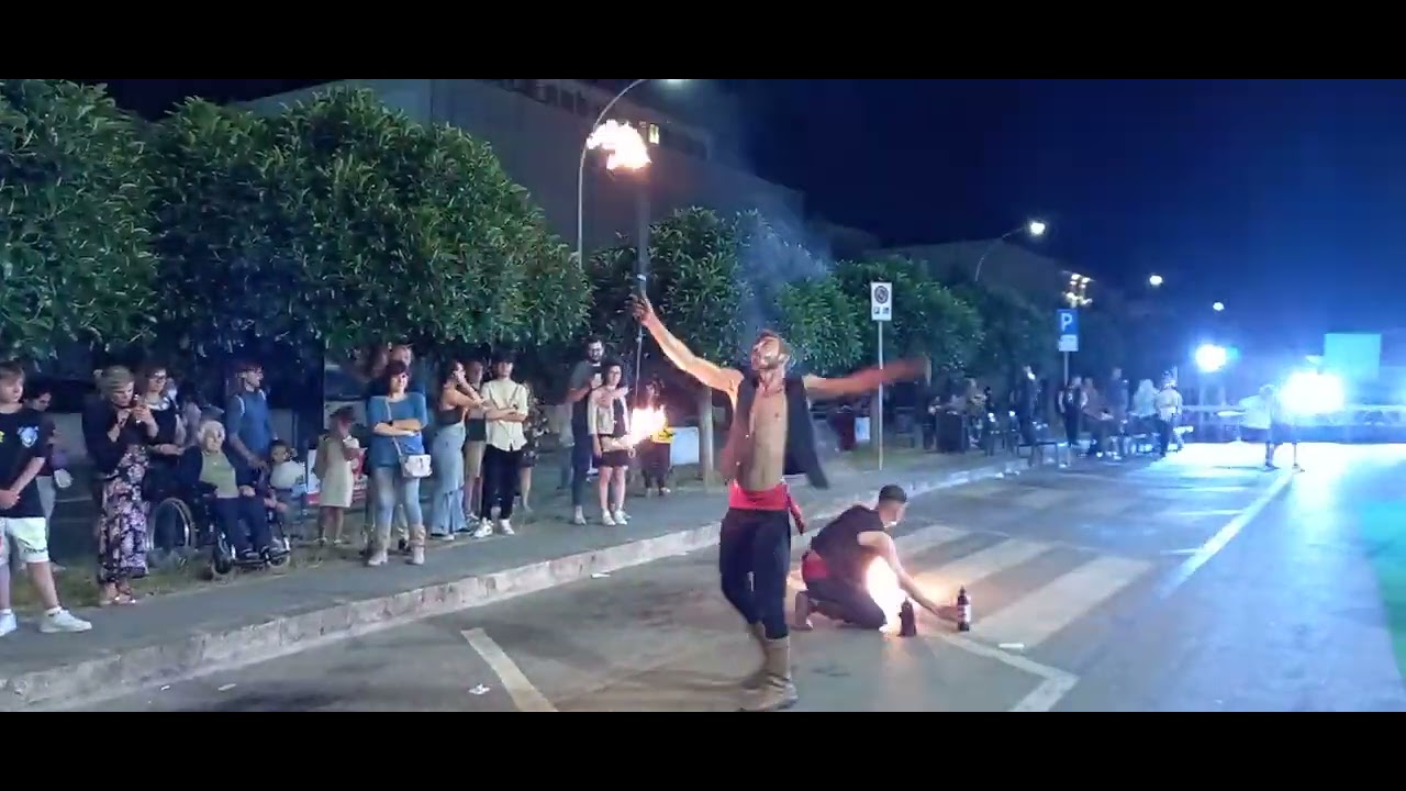 Spettacolo giocoleria di fuoco e sputafuoco - artisti di strada puglia
