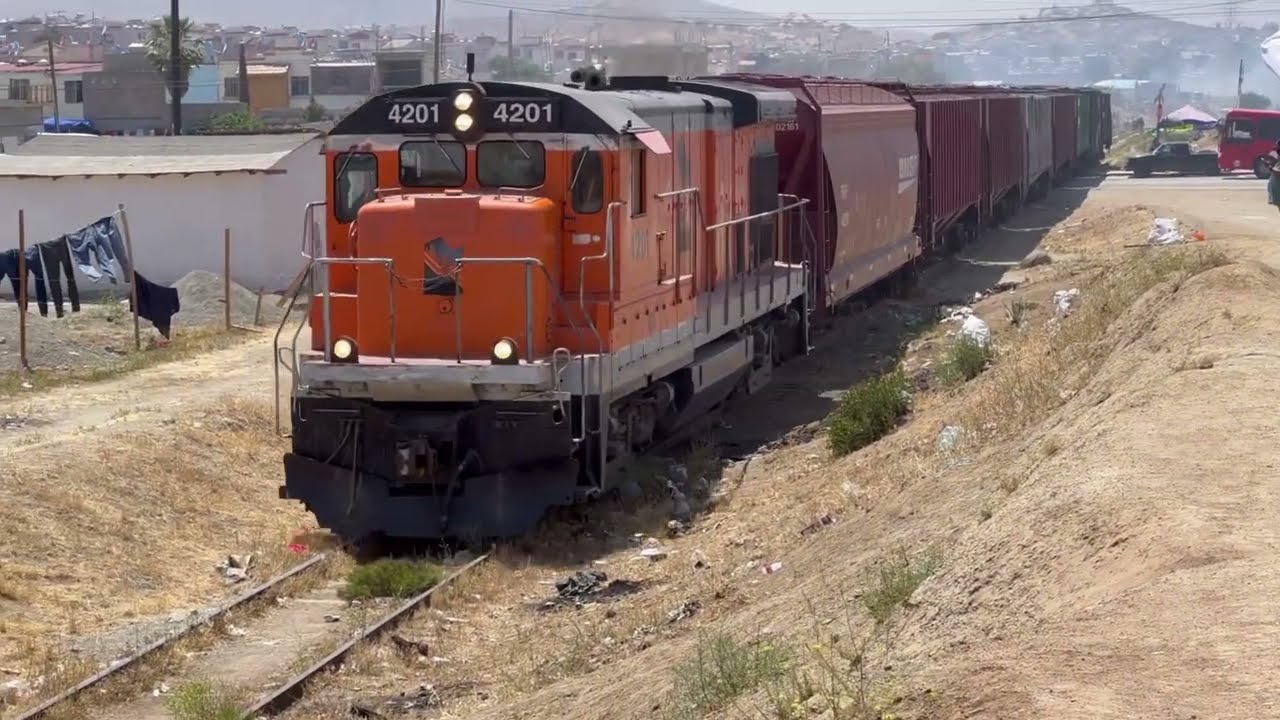 tren de tijuana subiendo a tecate en el dia.