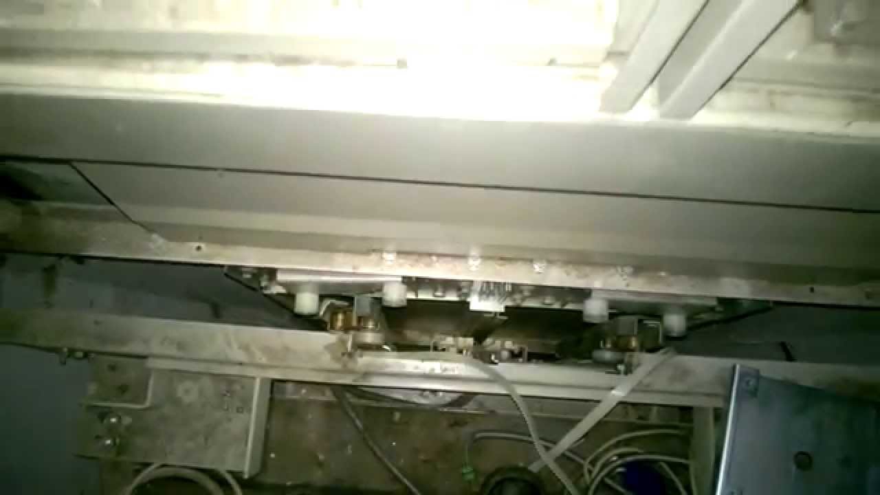 Помогаю бабушке подняться домой на нерабочем лифте