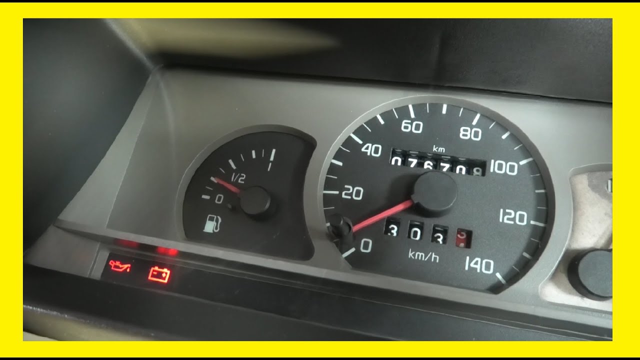 Fiat 126p. Dlaczego może ciągle świecić się  czerwona kontrolka oleju?
