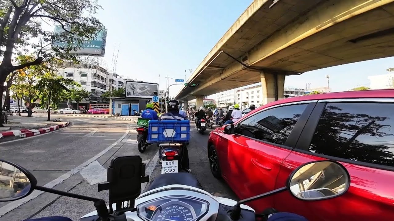 ขี่รถมอเตอร์ไซค์จากแยกถนนตกไปวัดโพธิ์จอดรถหน้าโรงเรียนราชินี