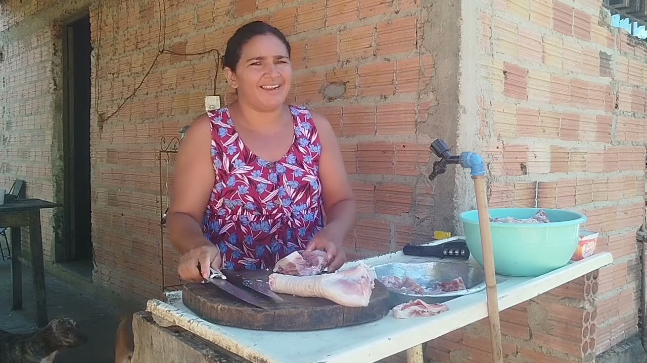 Almoço simples do interior porco ao molho 