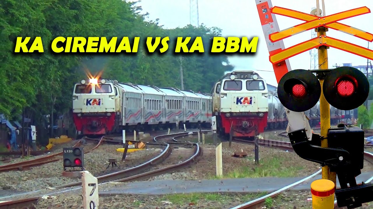 KERETA API BALAPAN DI PERLINTASAN KA JPL 213 TEGAL