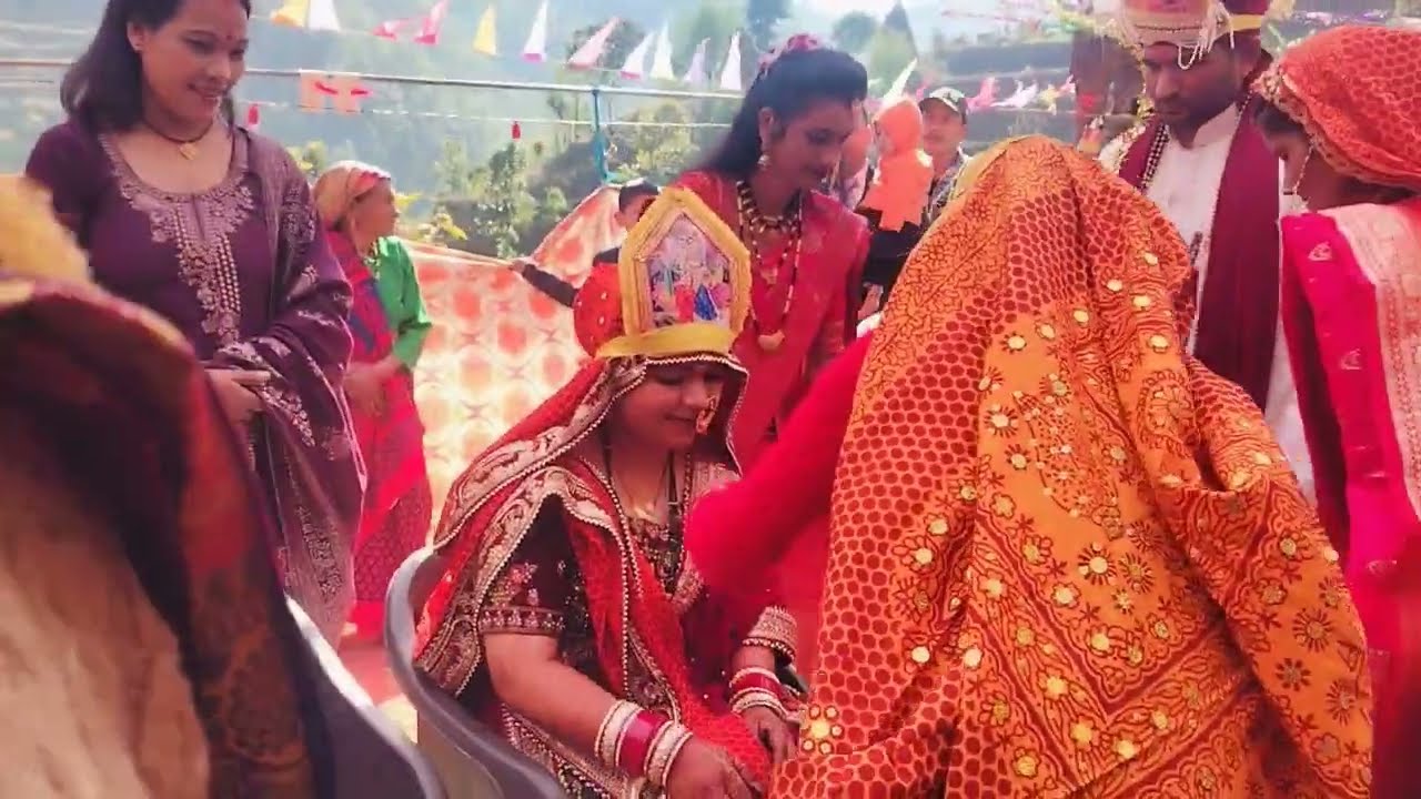 बारात आ गई हल्द्वानी से घर #kumauniculture #receptionparty #couplevlog #familyvlog सभी का रोला 💃💃