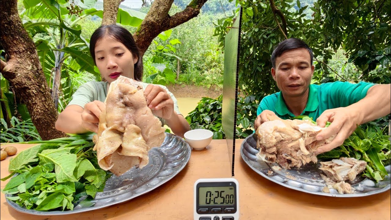 Mãn nhãn với cuộc thi ăn đầu heo với lá đu đủ sống giưa em thảo và ông hặc