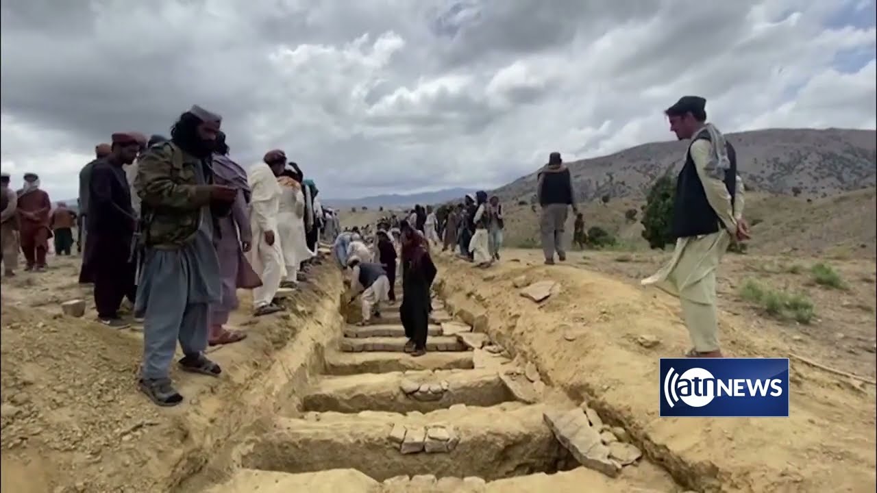 Survivors bury victims of Wednesday's earthquake in Paktika | خاکسپاری قربانیان زلزله در پکتیکا