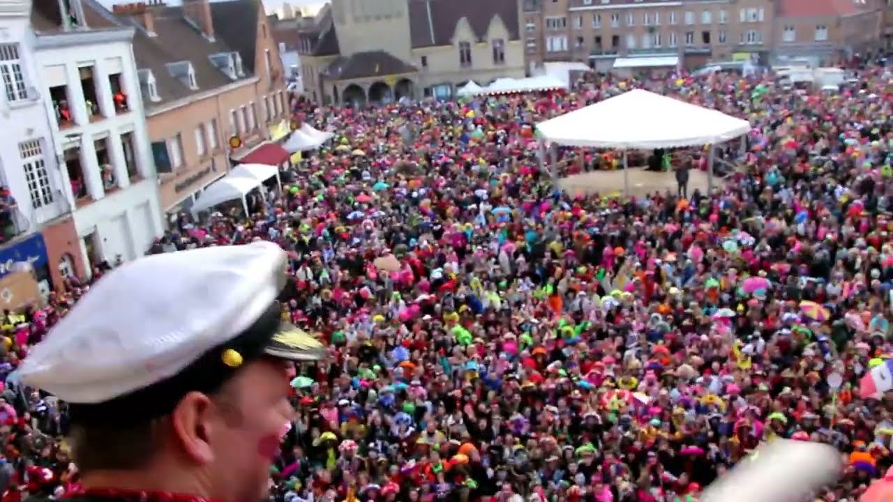 Bande de Bergues 2023 : départ et lancer de fromages