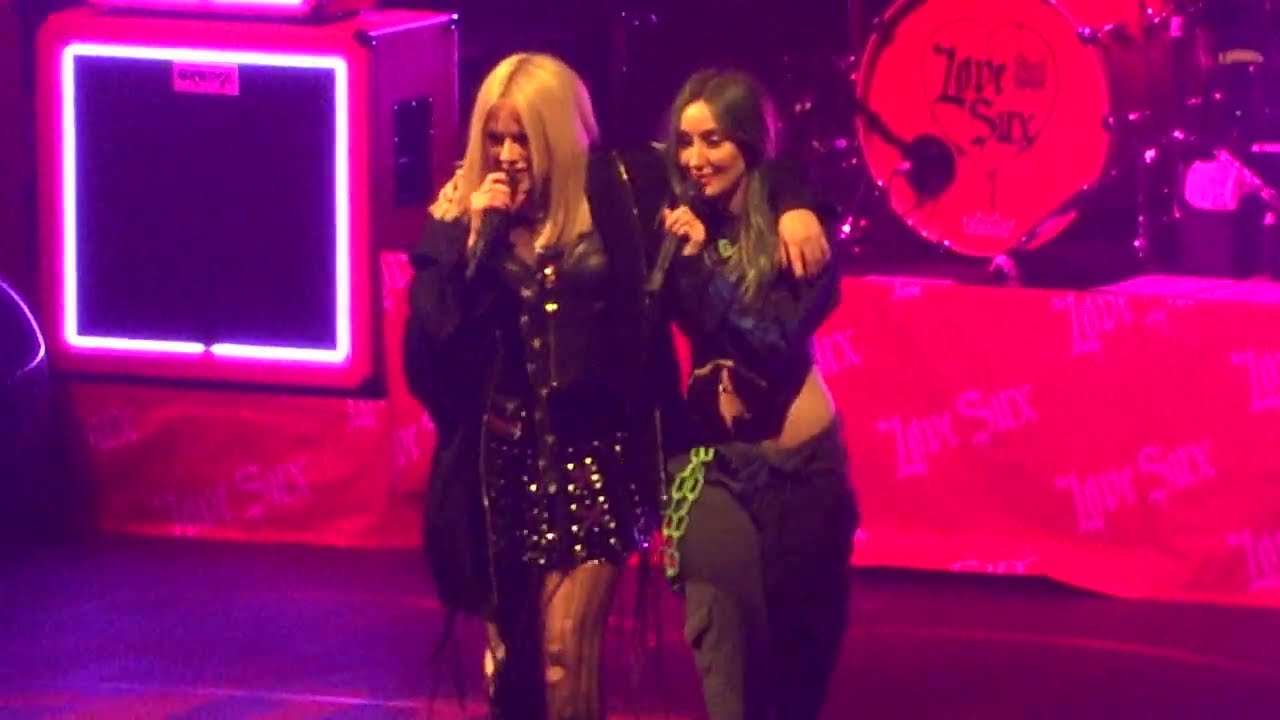 Avril Lavigne + Phem - ‘Wannabe’ (Spice Girls cover) Live in Paris - LOVE SUX TOUR