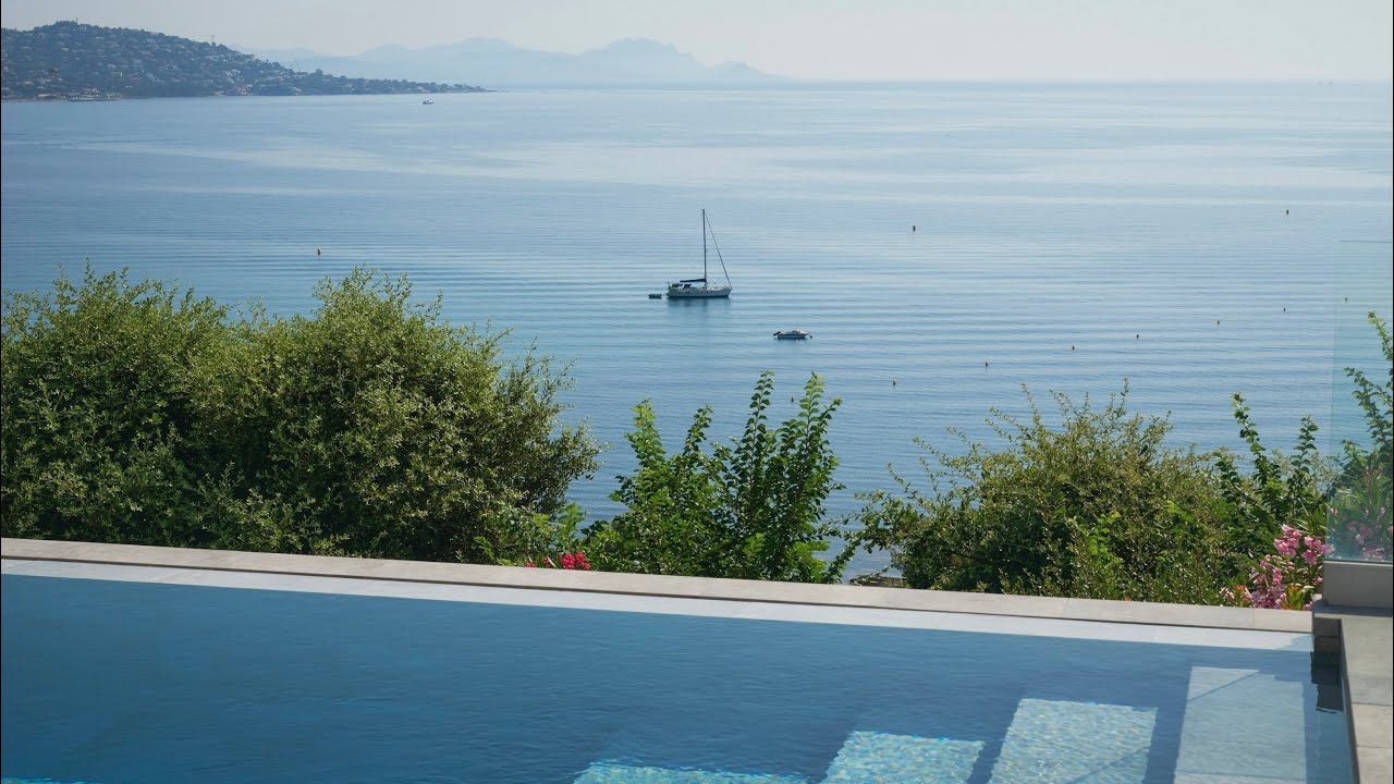 Contemporary seafront villa on the Côte d’Azur