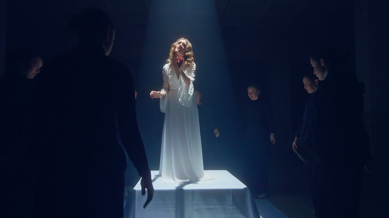 Erika Elien - Nie si v tom sám (Official video)