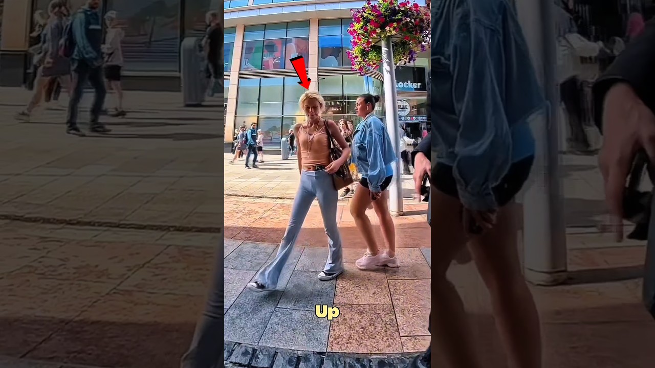 Piosenkarz uliczny zszokowany po tym, jak kobieta przerwała mu i ukradła film #Viral #Shorts #vir...