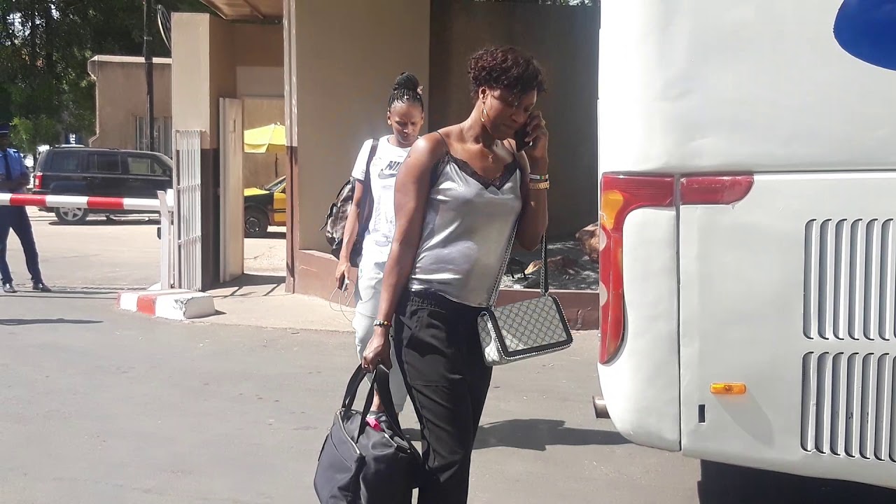 SÉNÉGAL ŔEK Paco avec les lionnes de basket-ball lors de leur déménagement de l'hôtel Novotel