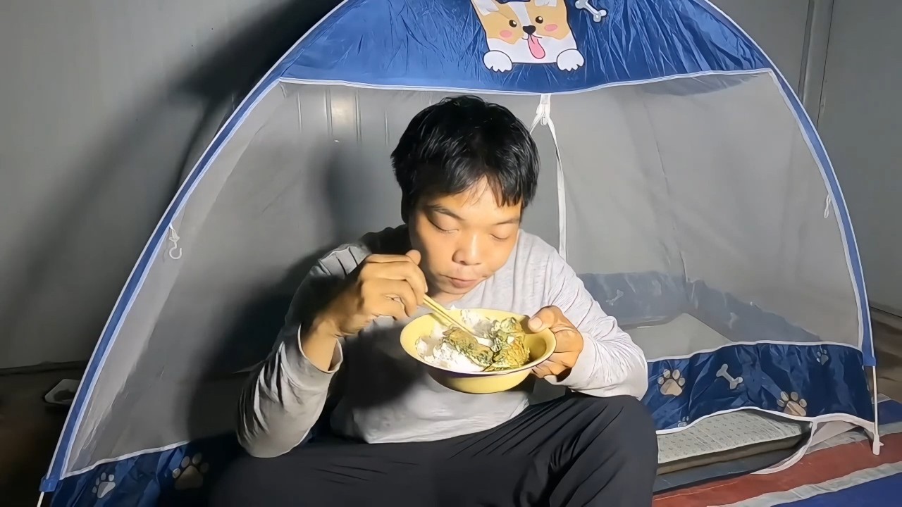 露营大翻车！好不容易找到完美废弃房扎营，突然有人找上门谈话被轰走