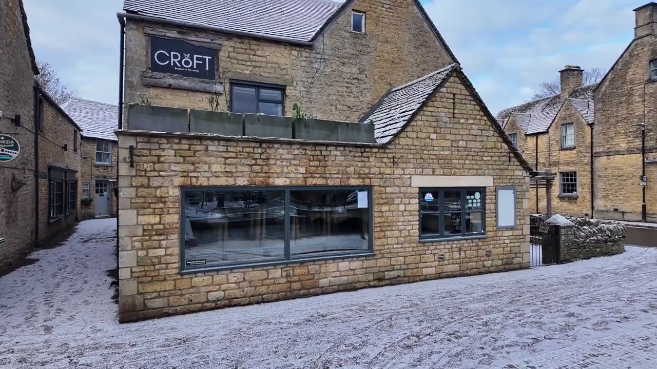 Bourton on the Water walk through Glouc UK