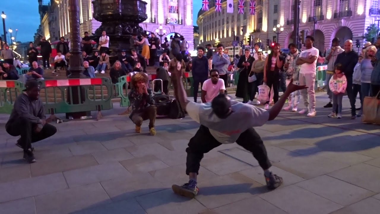 Sounds of London - Central Hype entertains to 'Happy' (C2C) at Piccadilly Circus