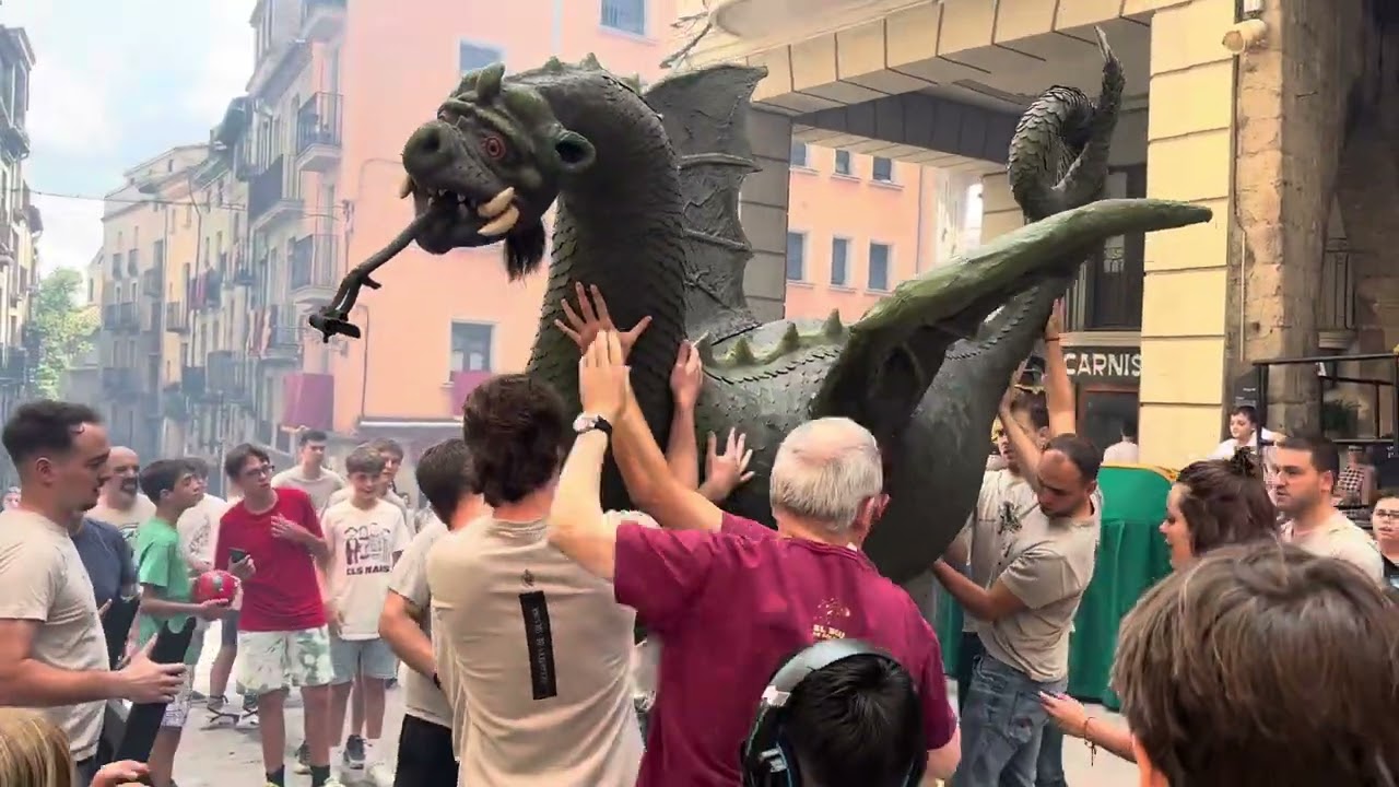 Caiguda del Drac de Solsona la vigília de la Festa Major (patina amb la centra de la tronada)