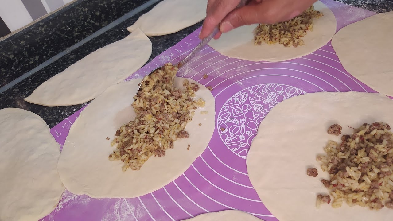 #gaziantepyemekleri GAZİANTEP'İN YÖRESEL LEZZETİ OLAN PİRİNÇLİ KIYMALI ÇİĞ BÖREK #çiğbörek