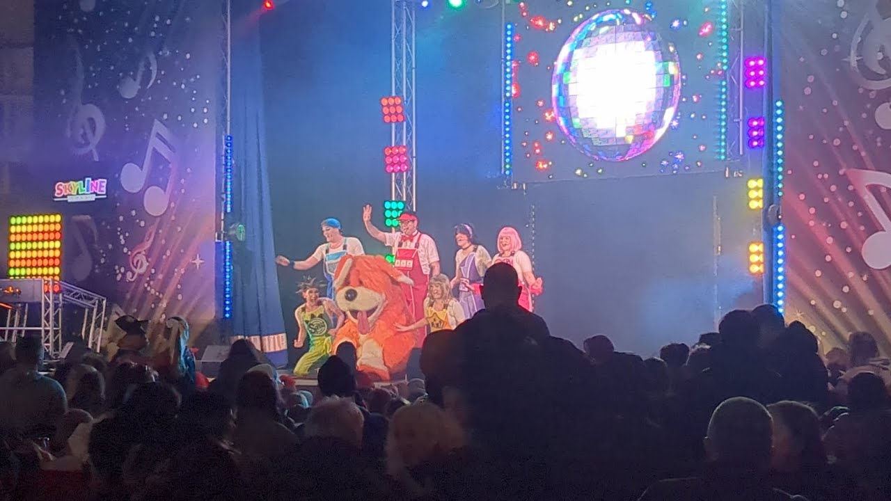 Rainbow 🐶 + Mimi 🟡Skyline Gang -Dance With us #butlins #skyline #skegness #dance #showtime #halfterm