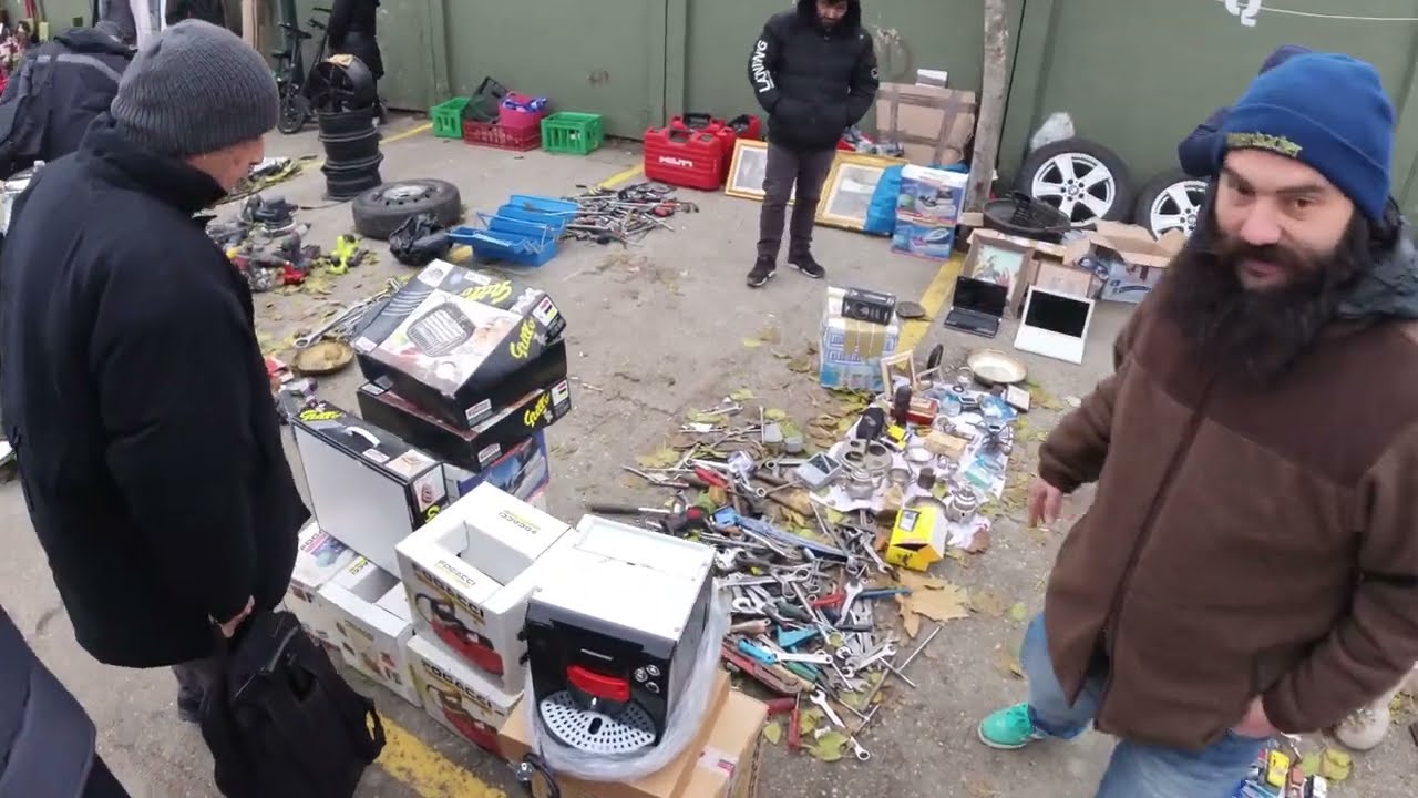 Prin targul de vechituri de la Valea Cascadelor, din Bucuresti.