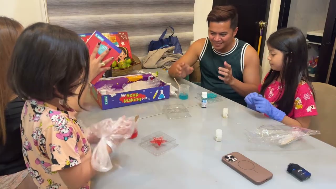 Gumawa ng sabon si  ate muney and ate cyndee 