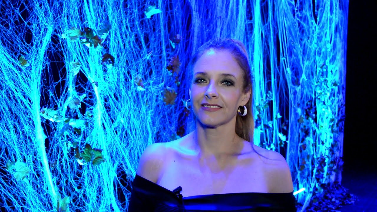 MusicalPlusz Halloween - Peller Anna színművész a MusicalPlusz színpadán...!