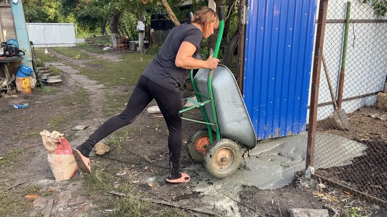 Біля дверей в курник потрібно викопати та залити бетон