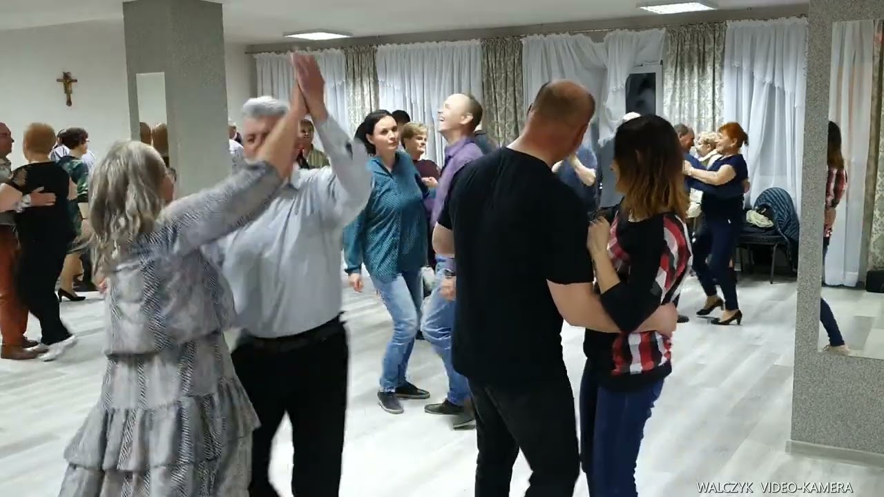 Potańcówka w wiejskiej remizie w Klwowie