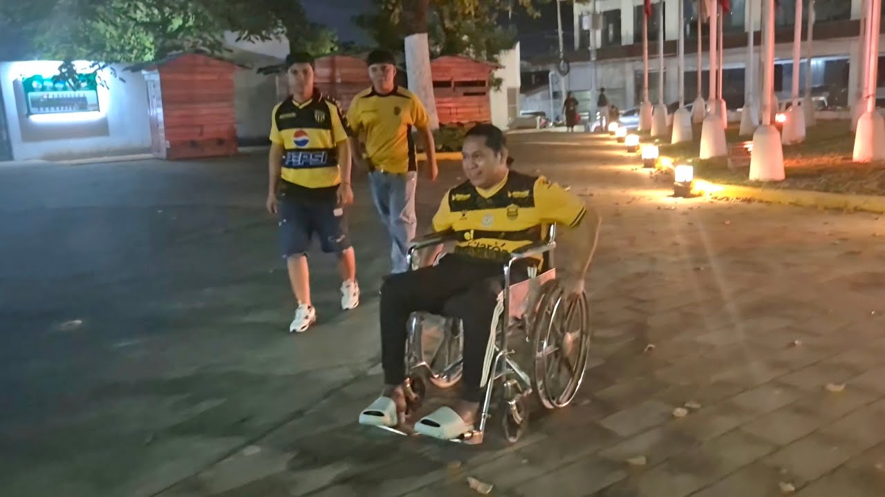 En Silla de ruedas👩‍🦼 Apoyando al Real España, gran esfuerzo 