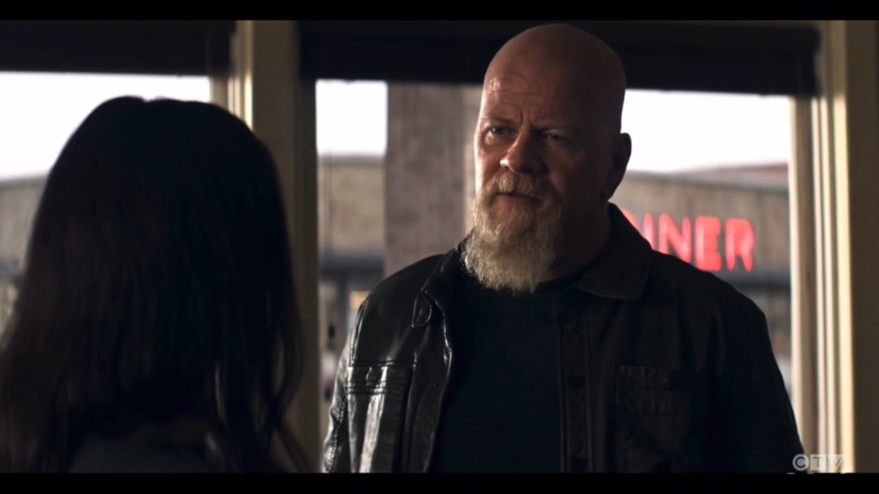 Lex Luthor threatens Lois again and wants her to quit her job