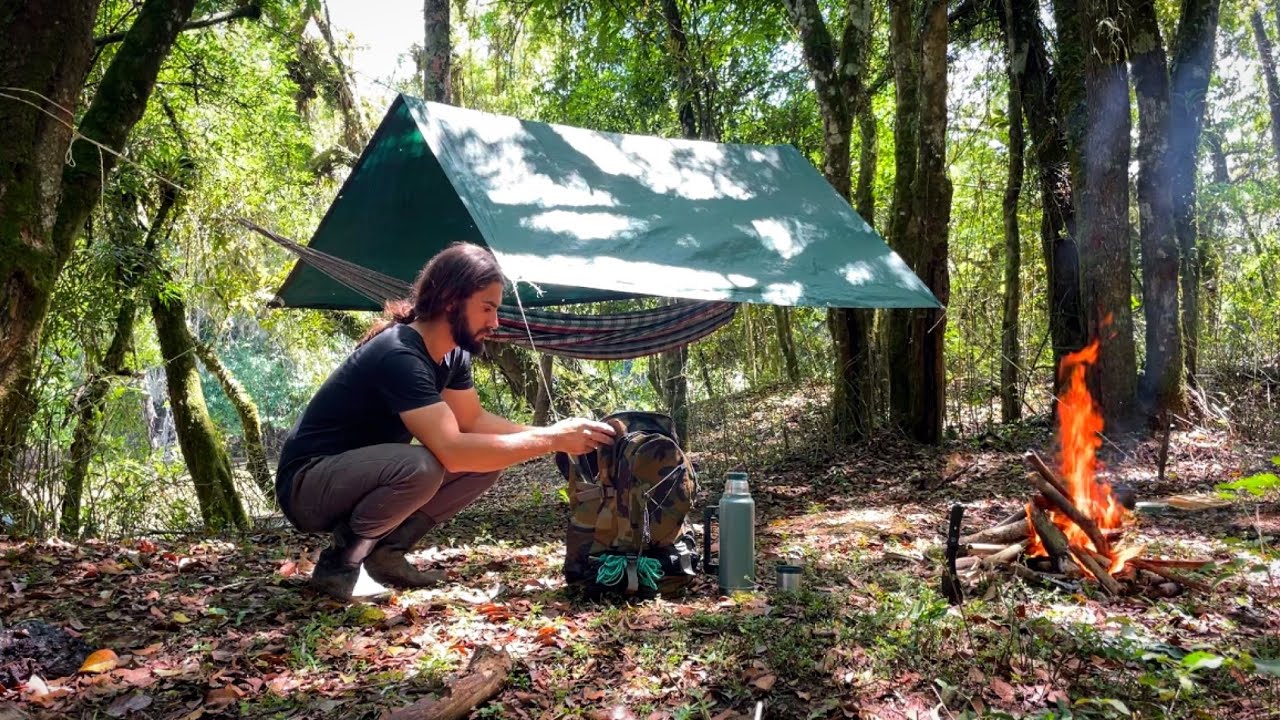 ACAMPAMENTO SOLO NA SELVA !! Armadilha pra peixe e um abrigo de lona