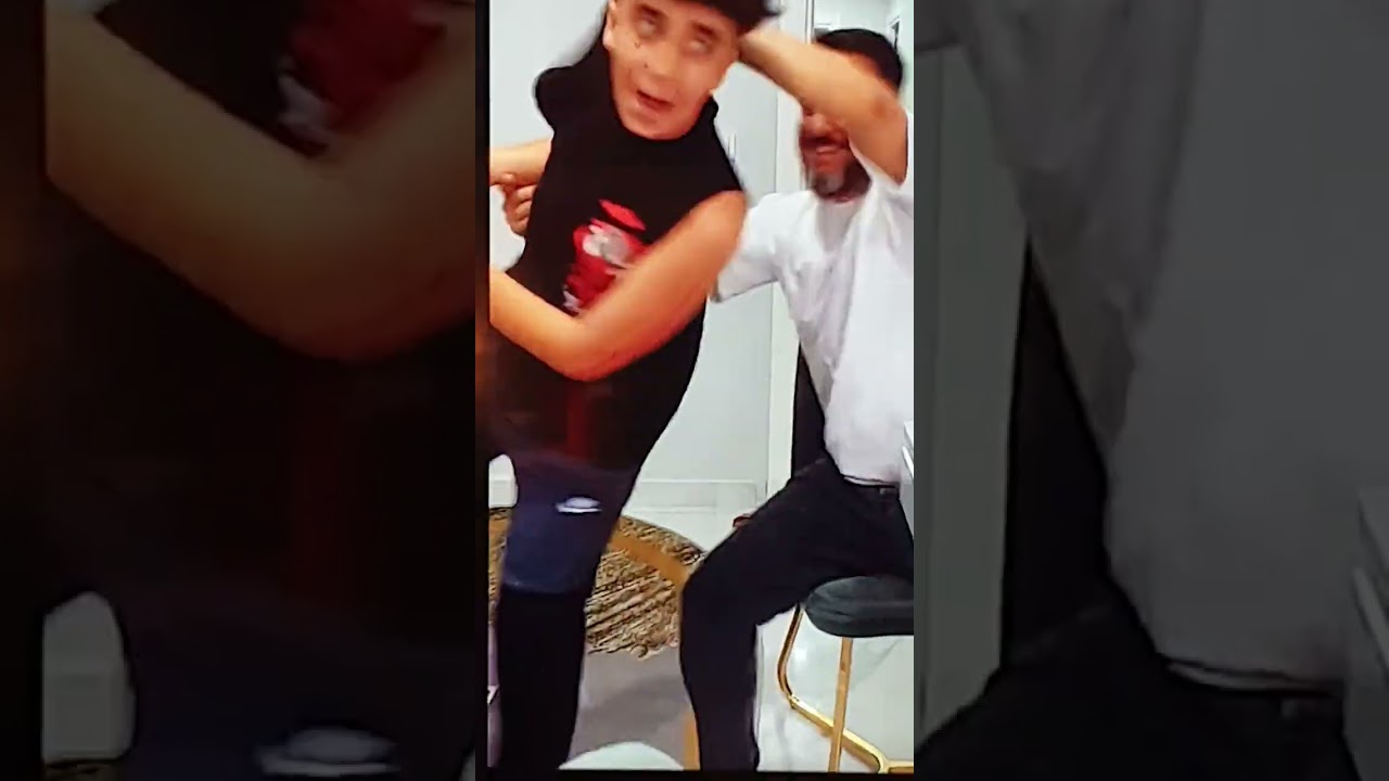 Der Vater wollte versuche Chips essen aber nein   In das Werk und danach mach der Vater  Spanking