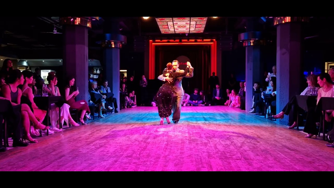 Suyay Quiroga y Jonny Carvajal 