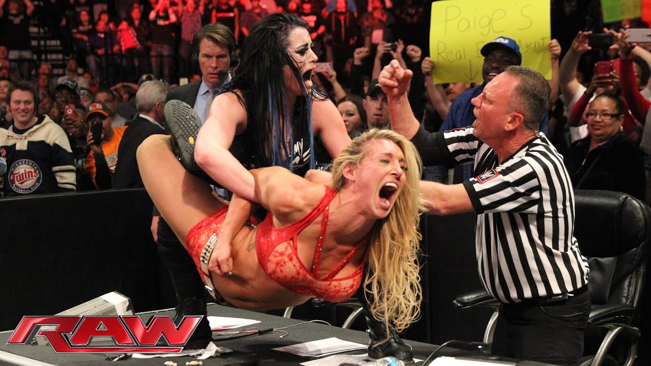 Charlotte vs. Paige – Divas Championtitel Match: Raw – 23. November 2015
