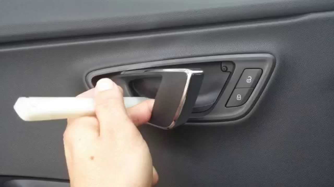 SEAT LEON 2014 DOOR PANEL AND RADIO REMOVAL