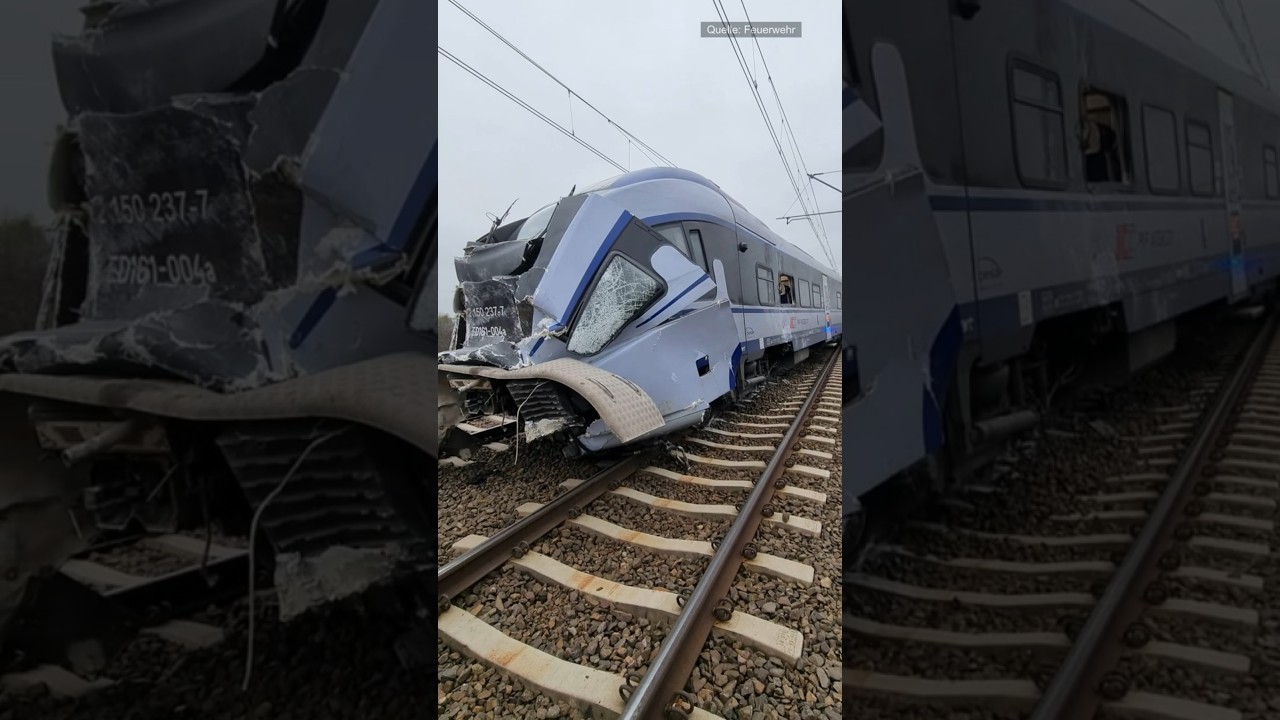 Zug entgleist nach Kollision mit Lkw