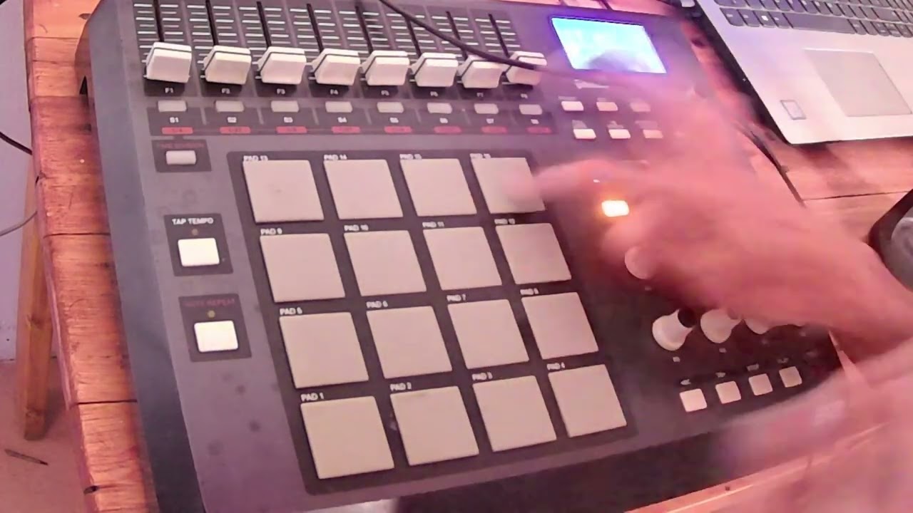 só uma palinha ao vivo na AKAI  MPD32 MONTAGEM AO VIVO NATHANIEL