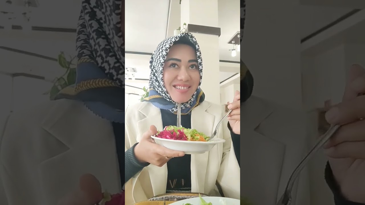 Sarapan daun segar dan sup d Turki