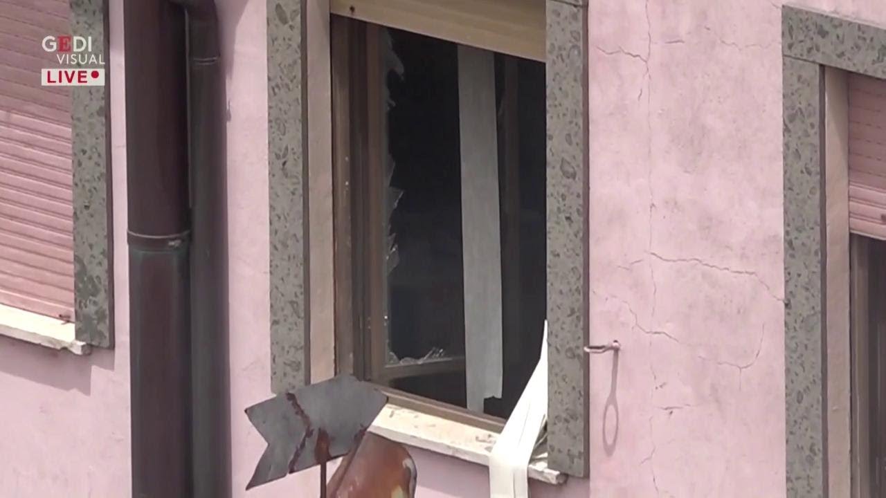 Rocca di Papa, i vetri in frantumi delle finestre dopo l'esplosione al palazzo comunale