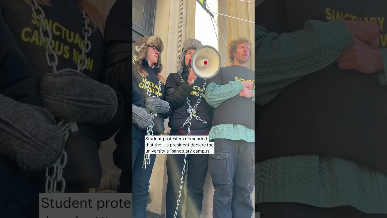 Студенты Университета Миннесоты приковали себя цепями к зданию в знак протеста против ICE (Иммигр...