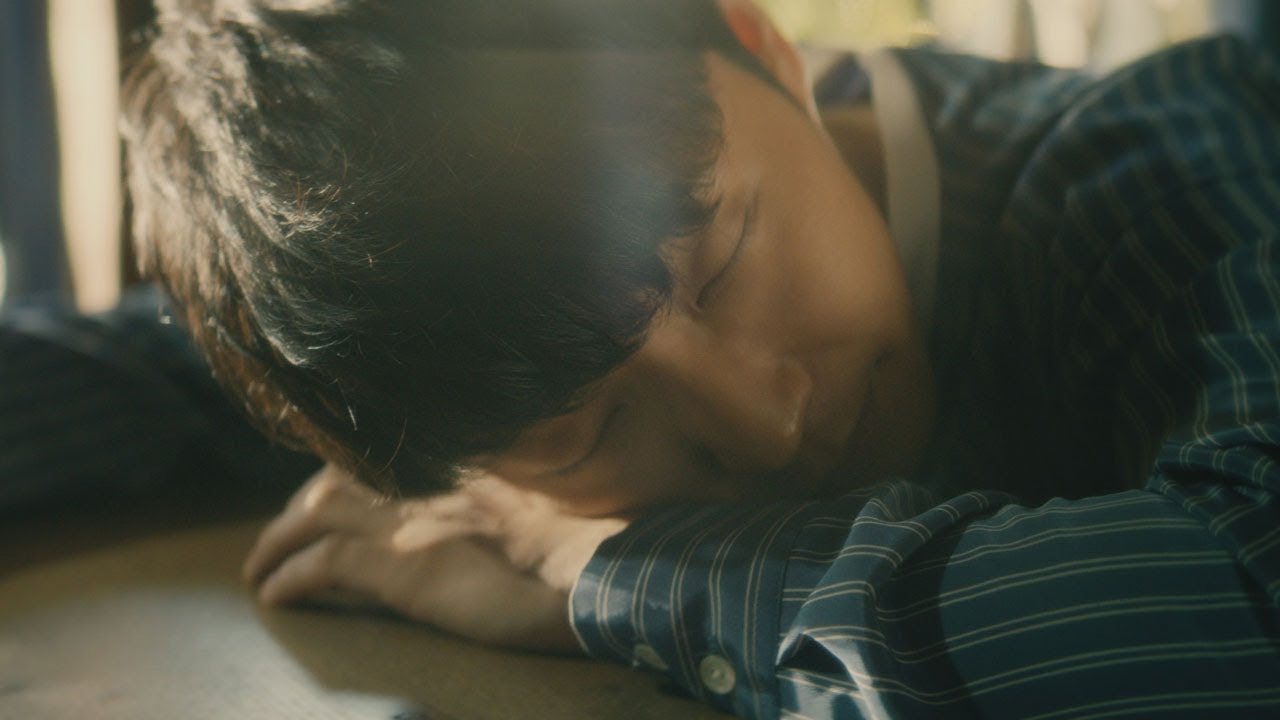 星野源、本を片手にうたたね　『サッポロ 麦のくつろぎ』新CM「ノンアルを変える篇」＆メイキング映像