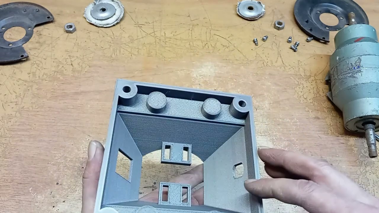 Naprawa małej szlifierki na 230V. Repair of a small 230V grinder.