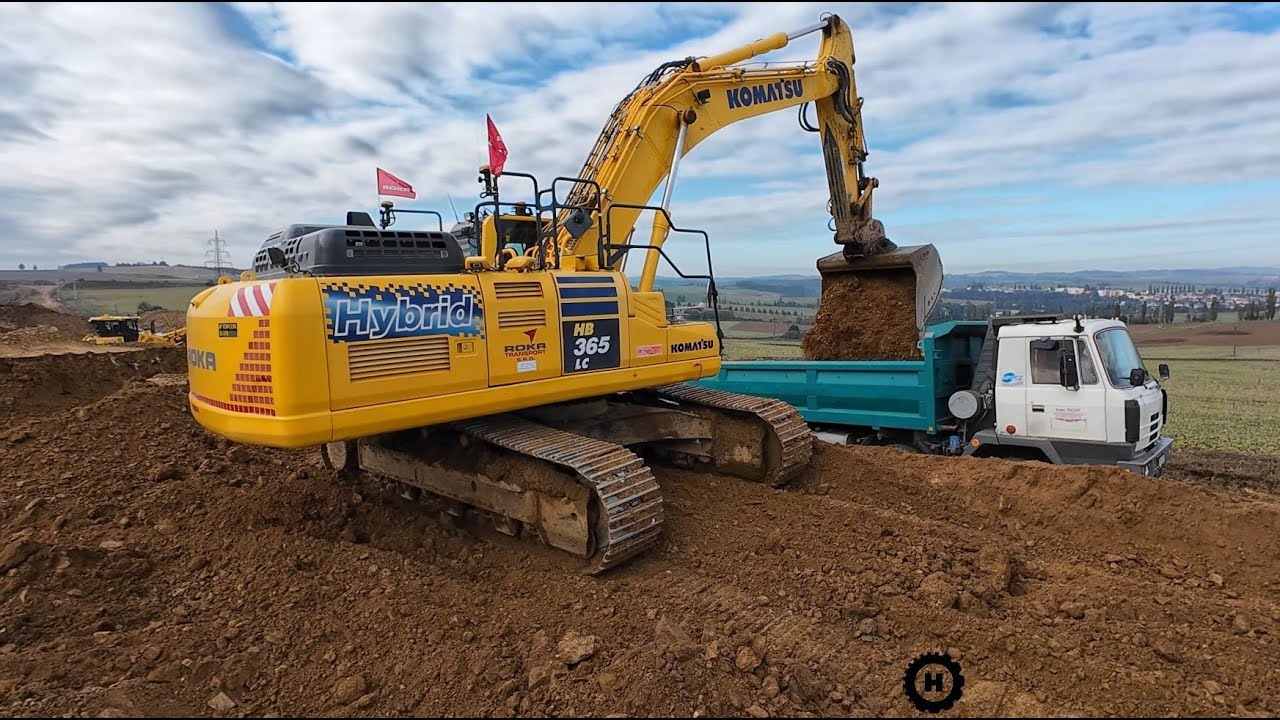Komatsu 365 Hybrid nakládá osmikolky na stavbě obchvatu